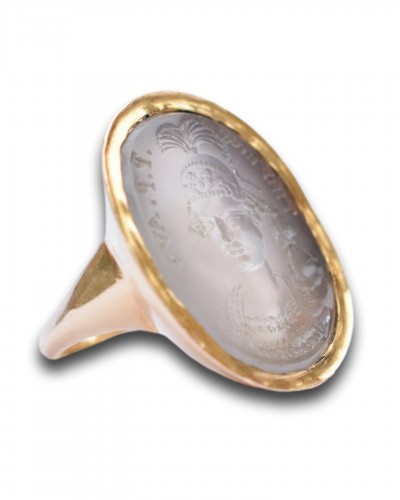 Antiquités - Gold ring set with a chalcedony intaglio of Emperor Tiberius III Absimarus.