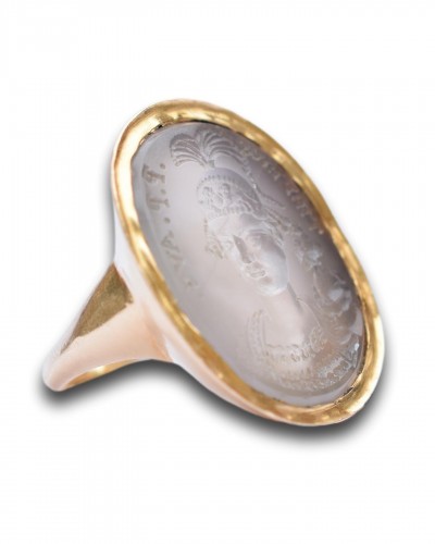 Antiquités - Bague en or sertie d'une intaille en calcédoine de l'empereur Tibère III Absimarus