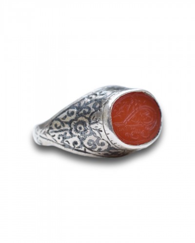 Antiquités - Silver ring with niello and set with a carnelian 19th century.