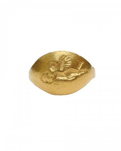 Gold child’s ring with a flying Eros, Roman 1st / 2nd century AD. 