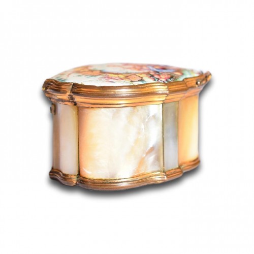 Antiquités - Risqué gilt metal, enamel and mother of pearl snuff box, Germany circa1760