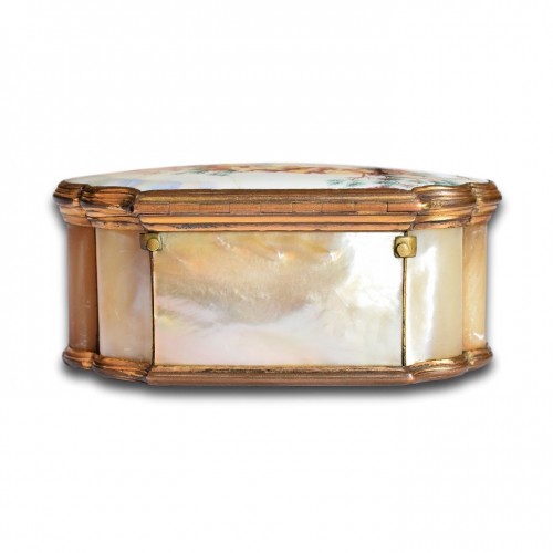 Antiquités - Risqué gilt metal, enamel and mother of pearl snuff box, Germany circa1760