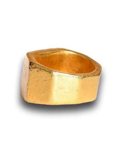 Antique Jewellery  - Gold ring with a jasper intaglio of Fortuna. Roman, 2nd - 3rd centu
