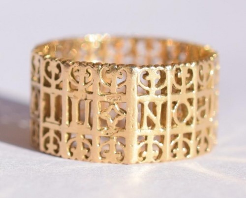 Pierced gold ring based on a Roman 2nd - 3rd century AD original. - 