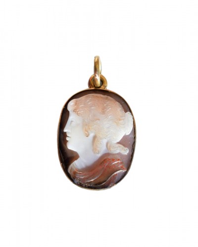 Agate cameo of a muse mounted in a gold pendant mount. Italy 17th century