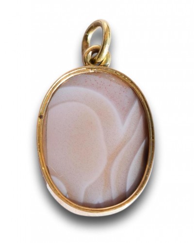 Agate cameo of a muse mounted in a gold pendant mount. Italy 17th century - Antique Jewellery Style 