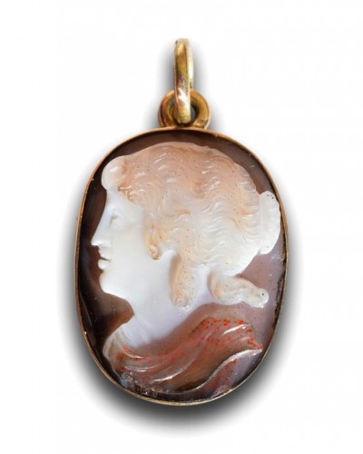 17th century - Agate cameo of a muse mounted in a gold pendant mount. Italy 17th century