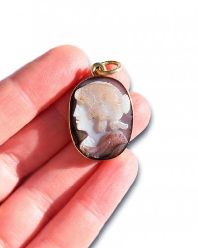 Agate cameo of a muse mounted in a gold pendant mount. Italy 17th century - 