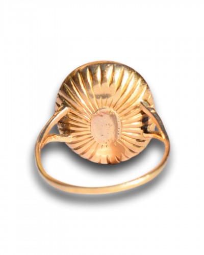 18th century gold ring set with a carnelian intaglio of a Roman bust. - Antique Jewellery Style 