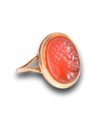 XVIIIe siècle - Bague en or du XVIIIe siècle sertie d'une intaille en cornaline d'un buste romain.