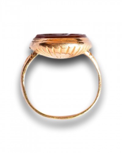 Bague en or du XVIIIe siècle sertie d'une intaille en cornaline d'un buste romain. - 