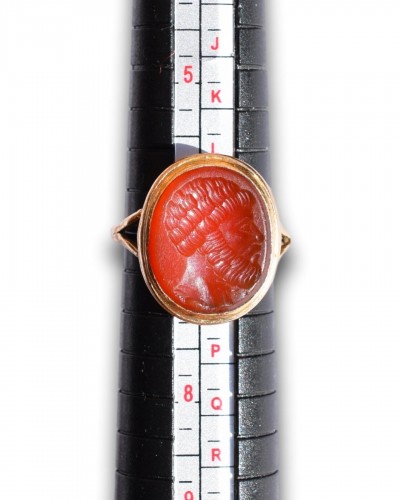 Antiquités - 18th century gold ring set with a carnelian intaglio of a Roman bust.