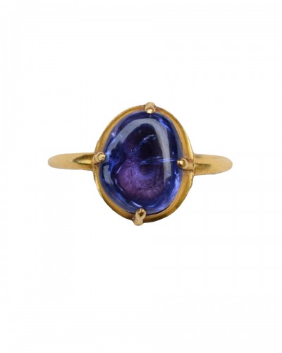 Extremely fine and important cabochon sapphire ring. English, 13th century.