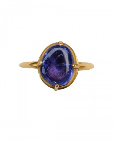 Bague saphir cabochon extrêmement fine et importante, Angleterre XIIIe siècle