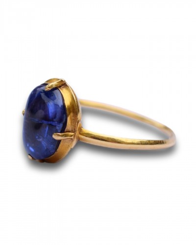 Extremely fine and important cabochon sapphire ring. English, 13th century. - Antique Jewellery Style 