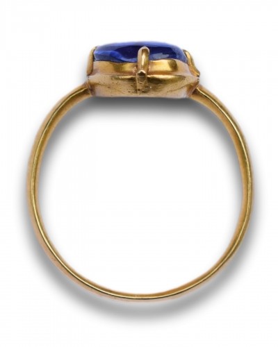 Extremely fine and important cabochon sapphire ring. English, 13th century. - 