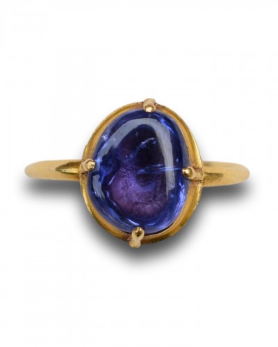 11th to 15th century - Extremely fine and important cabochon sapphire ring. English, 13th century.