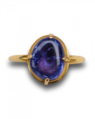 XIe au XVe siècle - Bague saphir cabochon extrêmement fine et importante, Angleterre XIIIe siècle