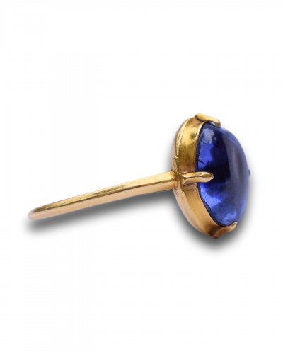 Extremely fine and important cabochon sapphire ring. English, 13th century. - 