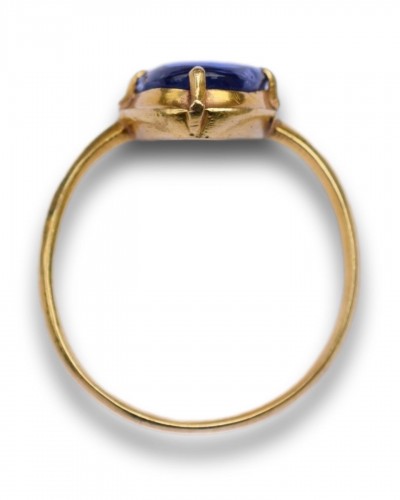 Antiquités - Extremely fine and important cabochon sapphire ring. English, 13th century.