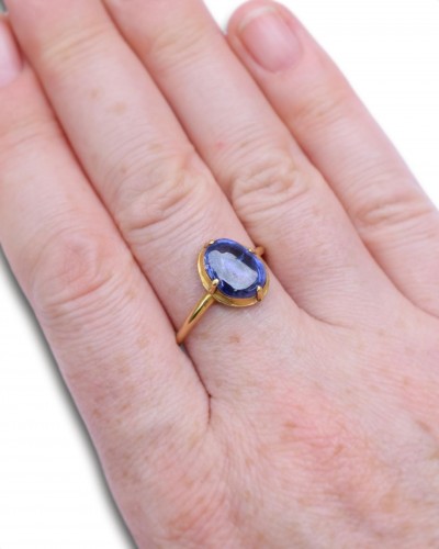 Antiquités - Extremely fine and important cabochon sapphire ring. English, 13th century.