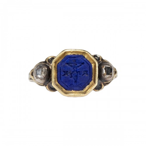 Baroque ring with a lapis intaglio of the crucifixion. German, c.1670