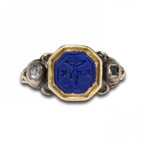 Bague baroque avec une intaille en lapis-lazuli de la crucifixion,  Allemagne vers 1670 - 