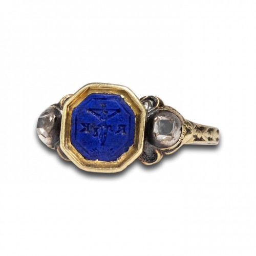 Antiquités - Baroque ring with a lapis intaglio of the crucifixion. German, c.1670