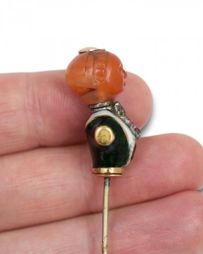  - Gold stickpin with an agate and enamel bust. - France or Germany18th century