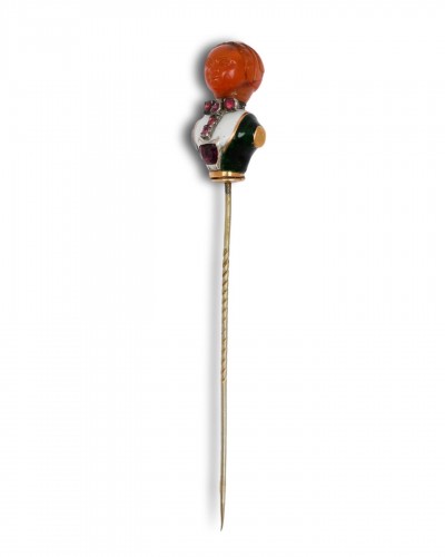 Antiquités - Gold stickpin with an agate and enamel bust. - France or Germany18th century