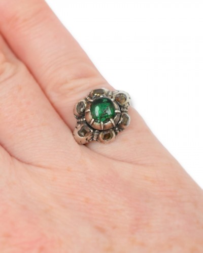 Antique Jewellery  - Baroque diamond and emerald ring - Spain late 17th century. 