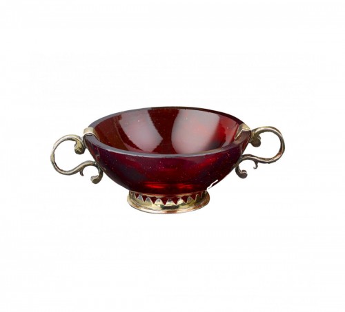 Bol en verre rubis avec montures en argent doré vers 1690
