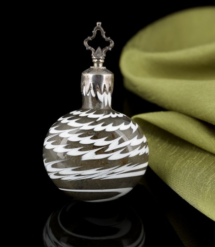 17th Century Glass Snuff Bottle - Glass & Crystal Style 