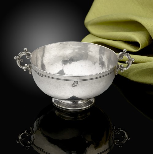 A Fine and Rare low footed Silver Bowl, Trapani, Sicily circa.1690 - silverware & tableware Style 