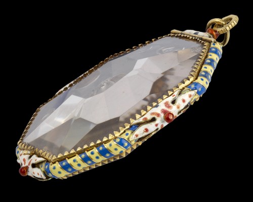 XVIIe siècle - Médaillon en cristal de roche, monté avec de l'or et des émaux, italien ou espagnol,