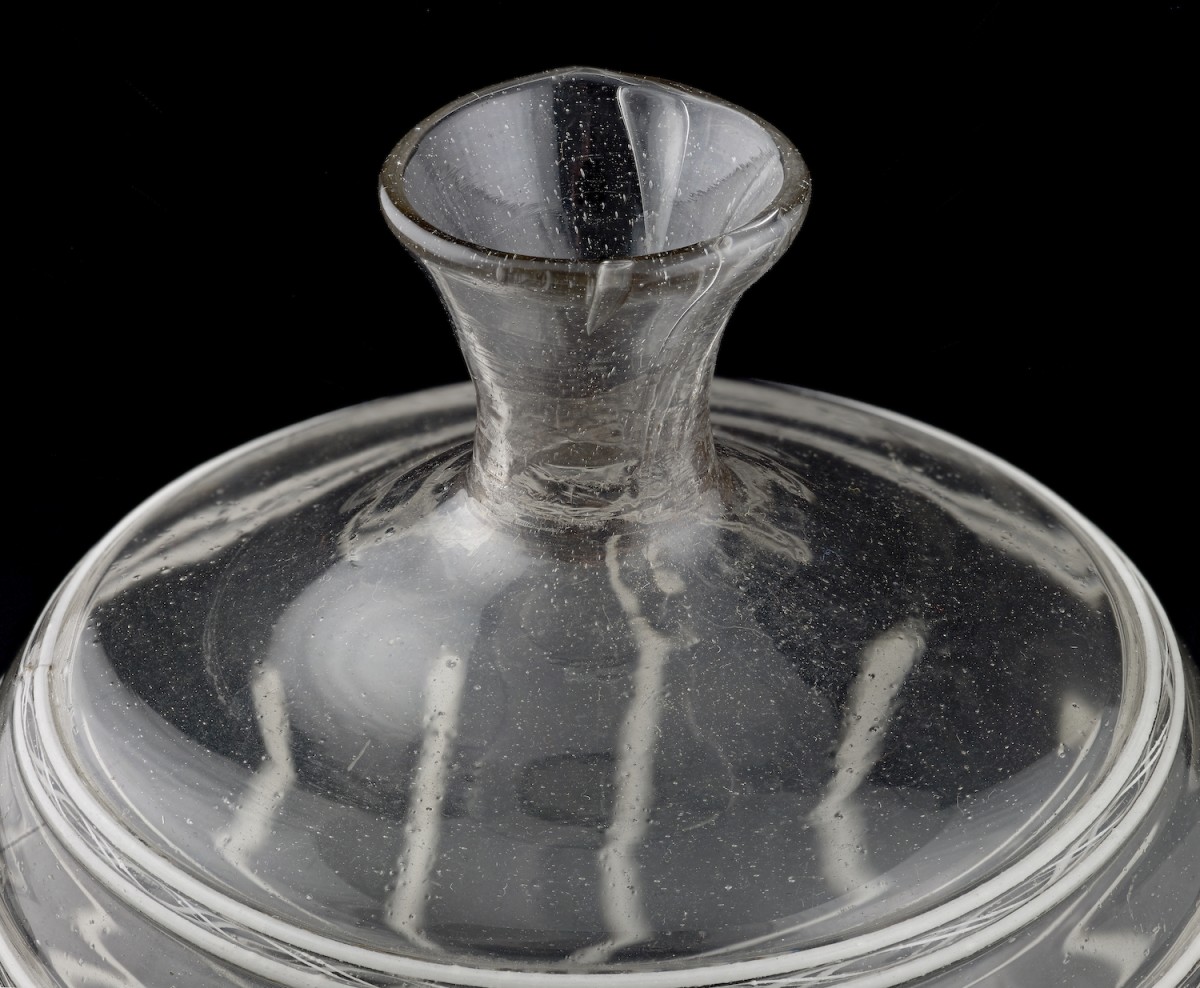 Petite bouteille en verre décoré de filigrane blanc - Venise ou Catalogne,  2e moitié - XVIe siècle - N.107031