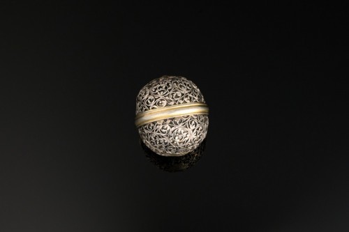 A little Indo-Portuguese bezoar stone holder, silver and parcel gilt, c.169 - 
