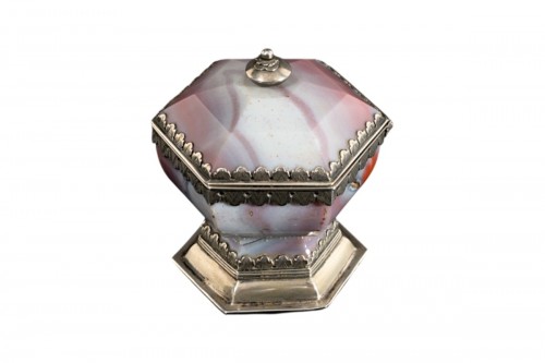 Sel hexagonal en agate rose, avec couvercle à charnière et montures en argent ;