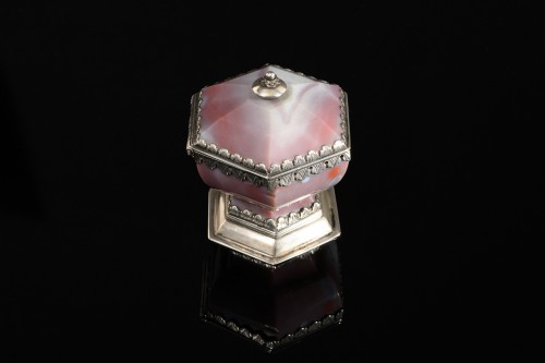 Sel hexagonal en agate rose, avec couvercle à charnière et montures en argent ; - Collections Style 