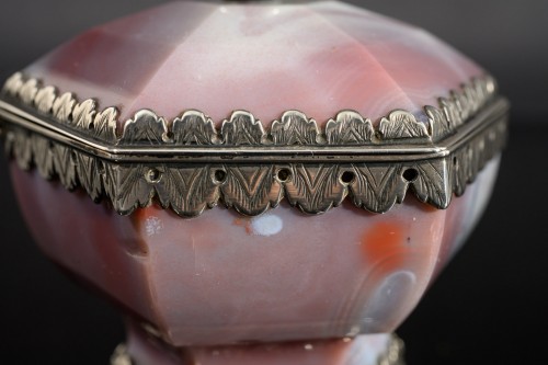 Sel hexagonal en agate rose, avec couvercle à charnière et montures en argent ; - Mayflower Antiques