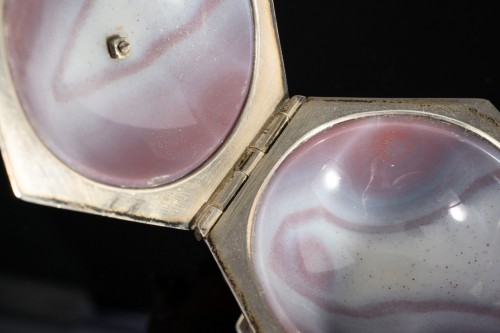 XVIIe siècle - Sel hexagonal en agate rose, avec couvercle à charnière et montures en argent ;
