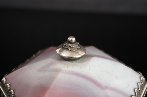 Sel hexagonal en agate rose, avec couvercle à charnière et montures en argent ; - 
