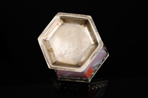 - Sel hexagonal en agate rose, avec couvercle à charnière et montures en argent ;