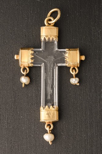 Religious Antiques  - A rock crystal devotional pendant, consisting of a crucifix with gold mount
