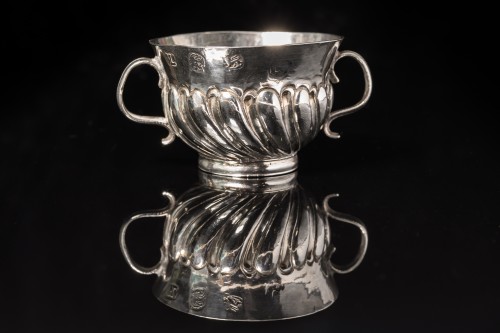 Petite coupe à liqueur ou bol miniature en argent de l'époque William & Mary - Argenterie et Arts de la table Style 