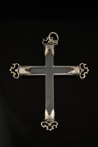 A fine rock crystal crucifix with silver mounts, Spanish 17th century - 