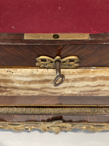 Antiquités - veneered casket in rosewood and marble