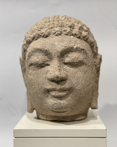 Antiquités - sendstone head of buddha 