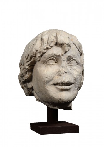 Tête d'un jeune souriant (Ange?) - Probablement Île-de-France, demi du XIIIe siècle
