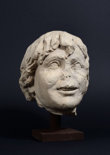 Tête d'un jeune souriant (Ange?) - Probablement Île-de-France, demi du XIIIe siècle - Sculpture Style Moyen Âge